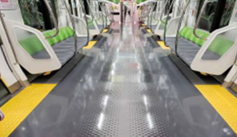 山手線新型車両内