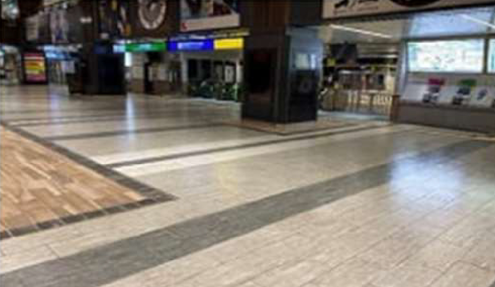 駅の構内で採用