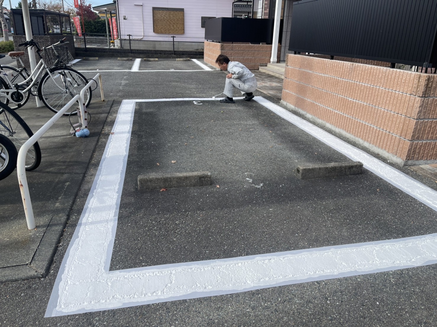 朝倉市　M様アパート　駐車場白線引き施工画像