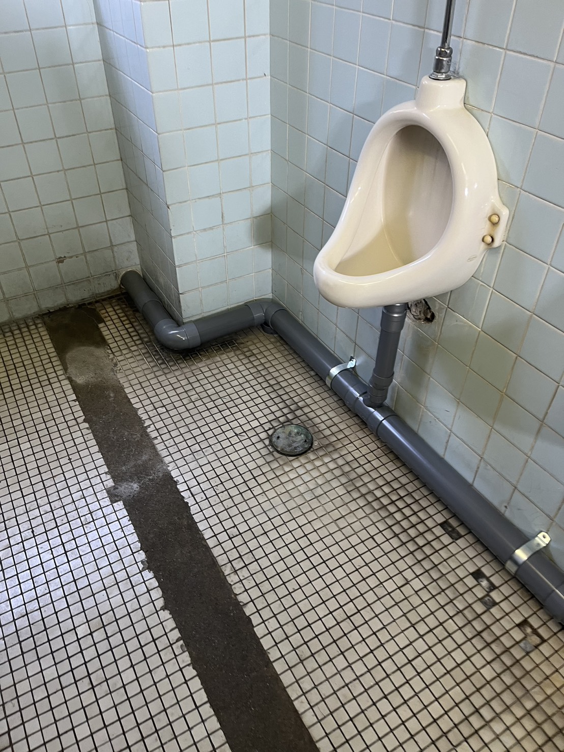 宗像市　医療法人M　小便器排水設備工事施工画像